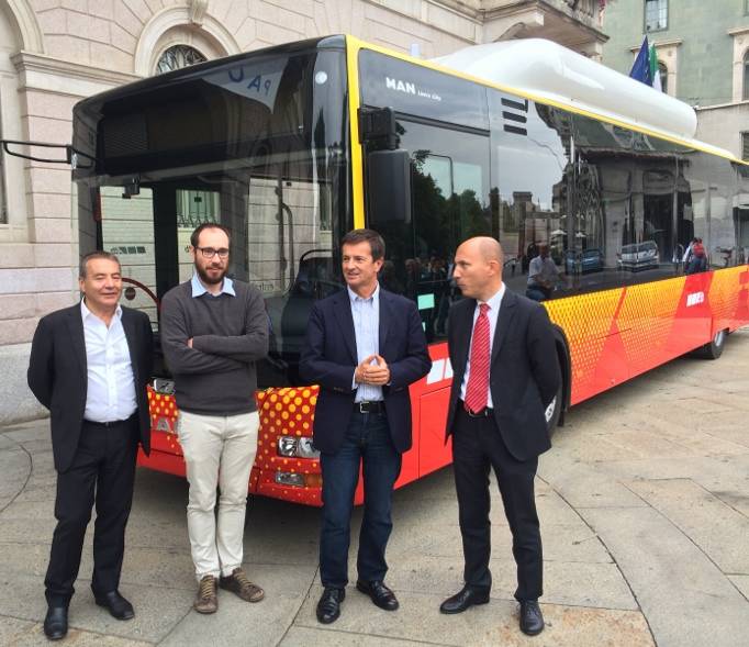 Atb presenta 21 nuovi bus a livrea giallorossa