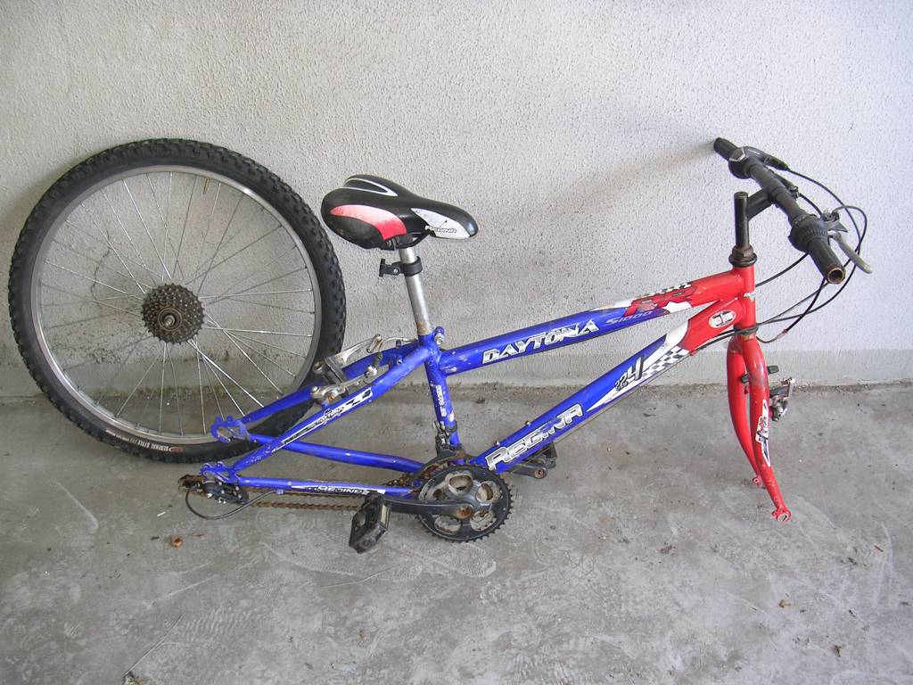 Nel garage i carabinieri trovano 8 bici rubate