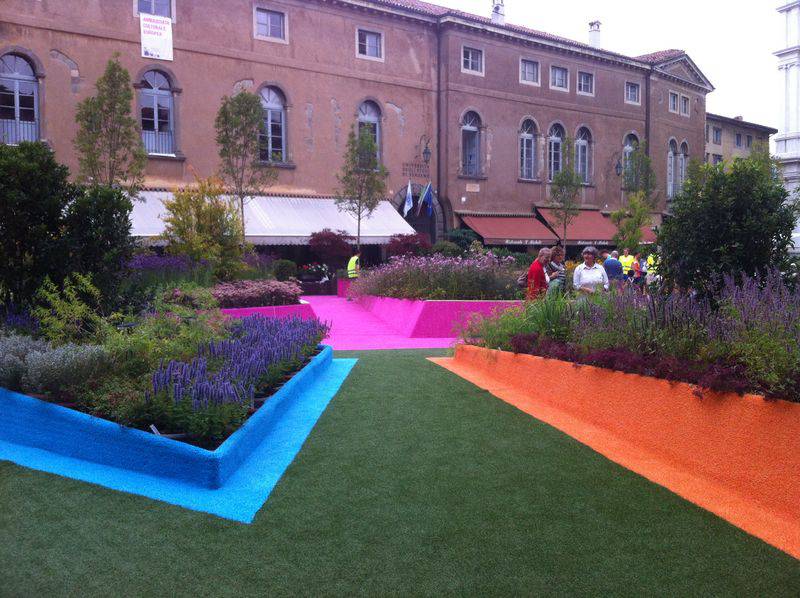 Un giardino di colori in Piazza Vecchia