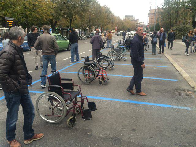 Carrozzine occupano i parcheggi per disabili