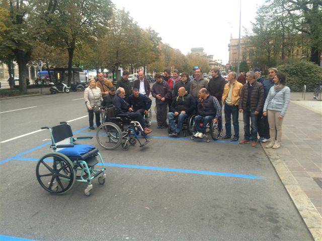 Carrozzine occupano i parcheggi per disabili