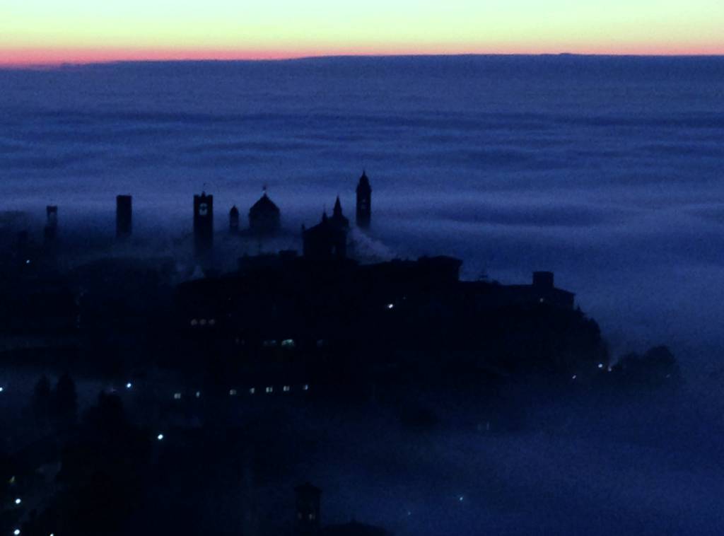 Bergamo immersa nella nebbia