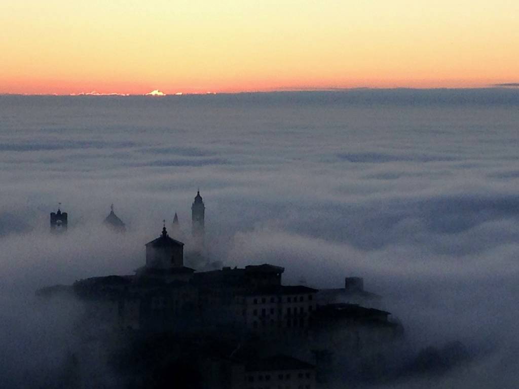 Bergamo immersa nella nebbia