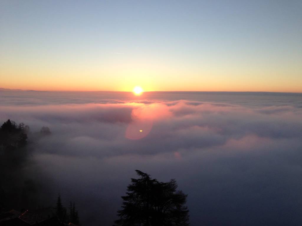 Bergamo immersa nella nebbia