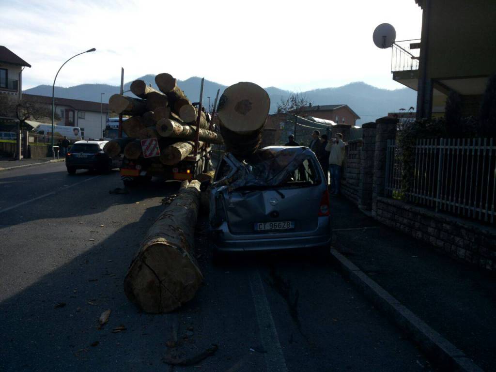 Cisano, camion perde tronchi in strada