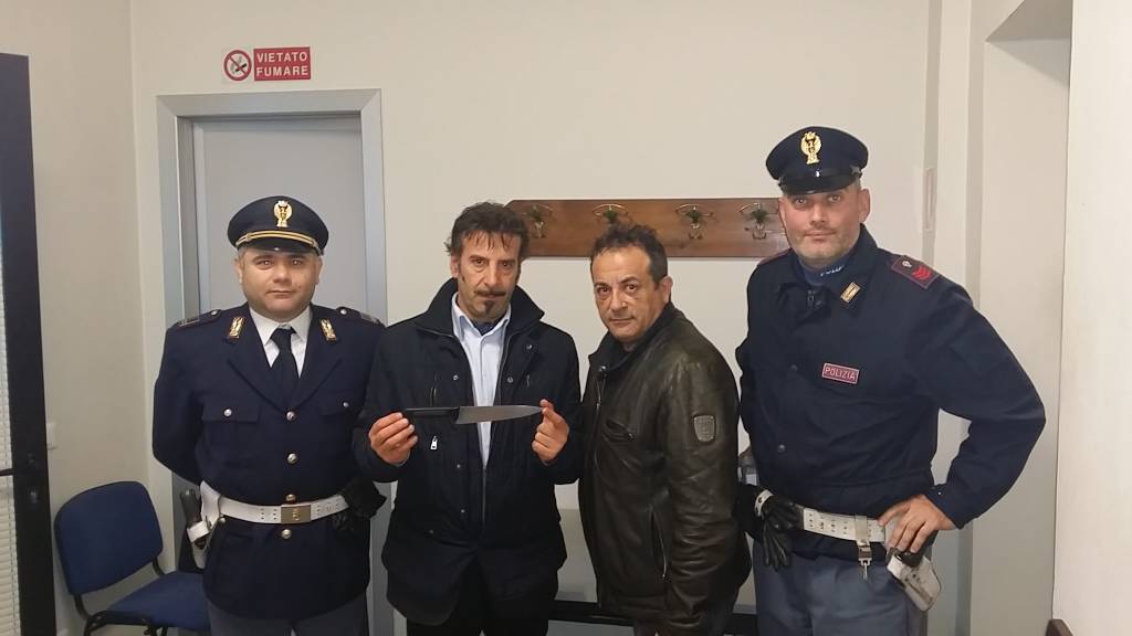 Con coltello da macellaio insegue 4 studenti