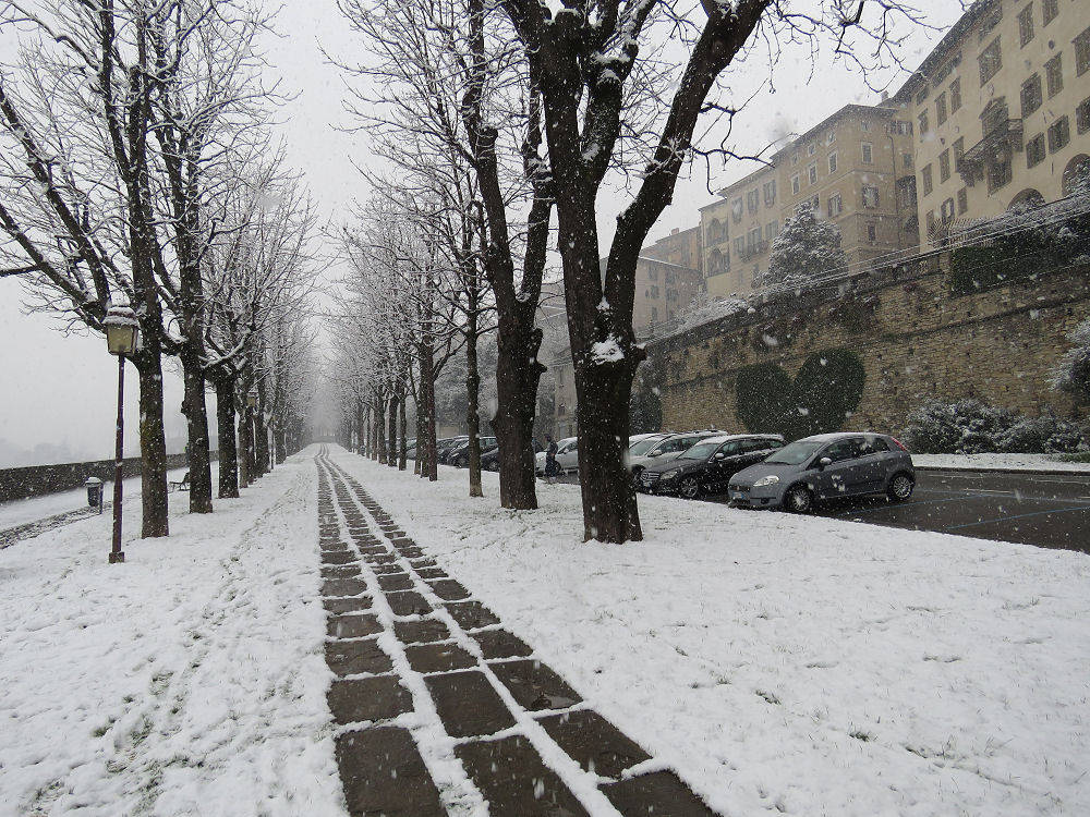 Passeggiata in Città Alta con la neve di giorno