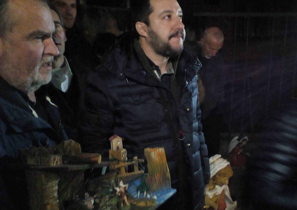 Salvini porta il presepe a Bergamo