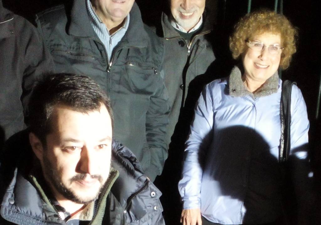 Salvini porta il presepe a Bergamo