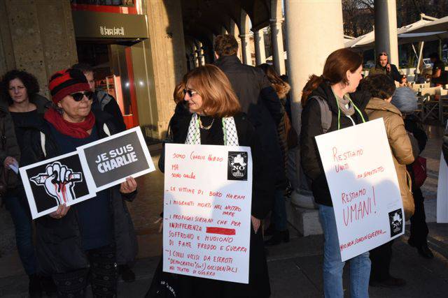 Bergamaschi in piazza per Charlie Hebdo