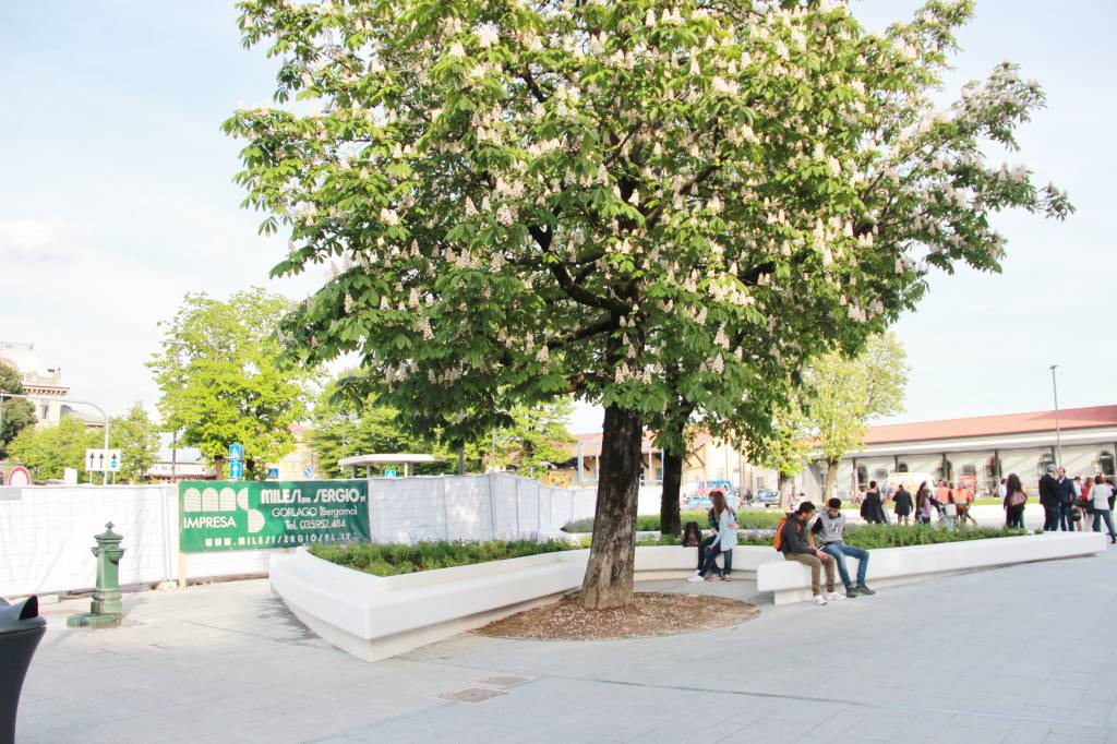 Ecco il nuovo piazzale|della stazione di Bergamo|“Un abbraccio verde”