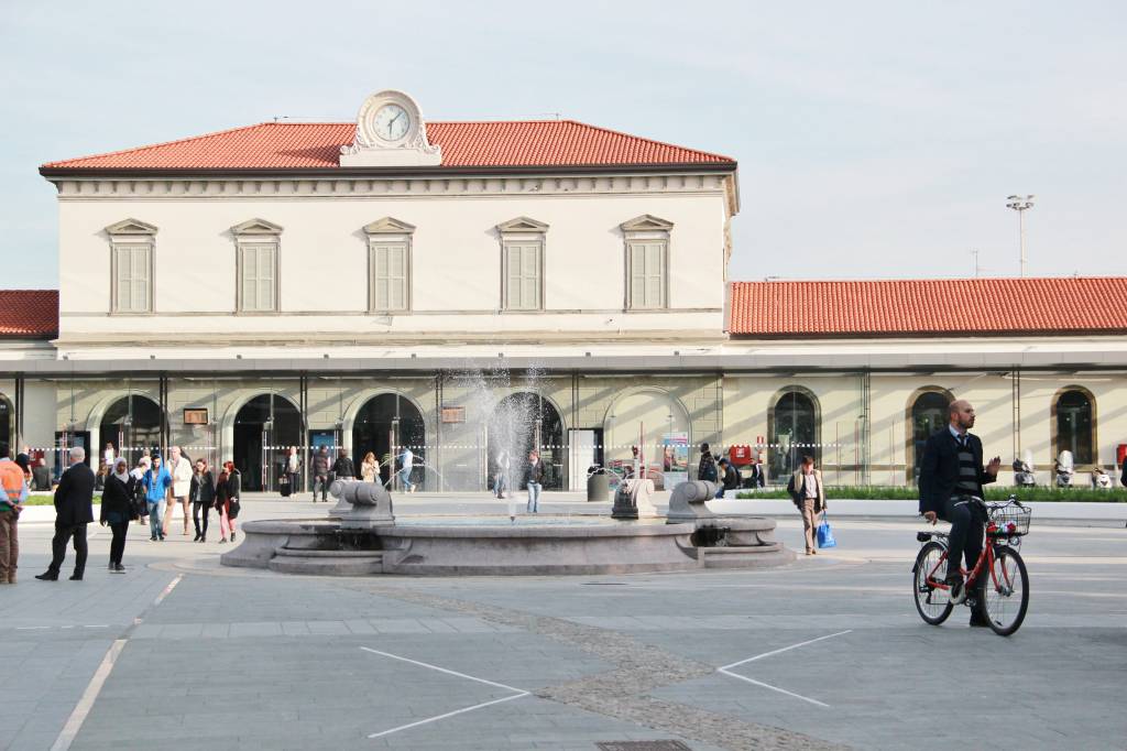 Ecco il nuovo piazzale|della stazione di Bergamo|“Un abbraccio verde”