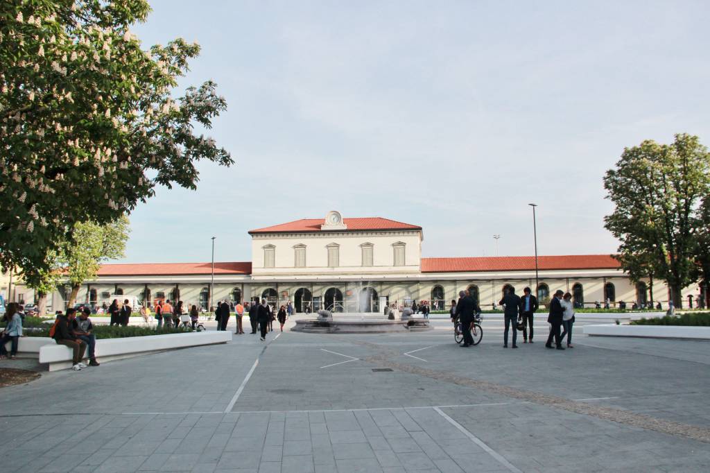 Ecco il nuovo piazzale|della stazione di Bergamo|“Un abbraccio verde”