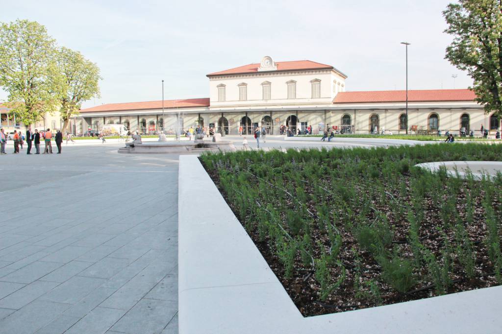 Ecco il nuovo piazzale|della stazione di Bergamo|“Un abbraccio verde”