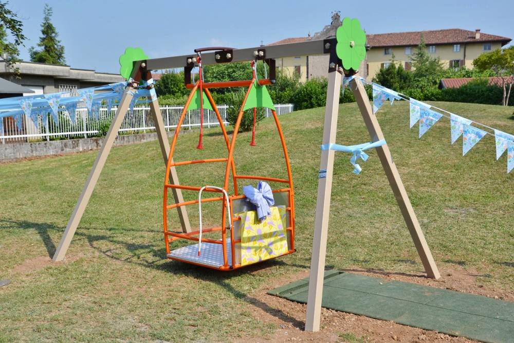 Azzano San Paolo, un'altalena speciale per i bimbi portatori di handicap