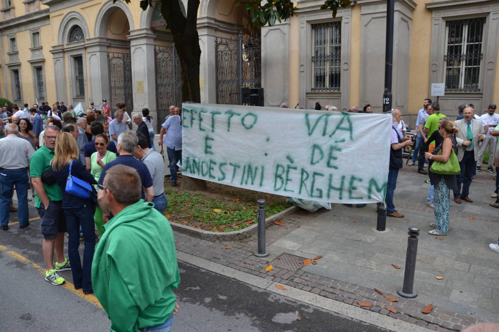 "Basta clandestini": protesta Lega alla Prefettura