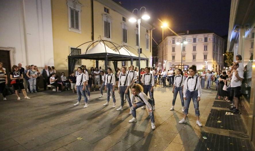 "Bergamo Balla", migliaia di persone affollano il centro