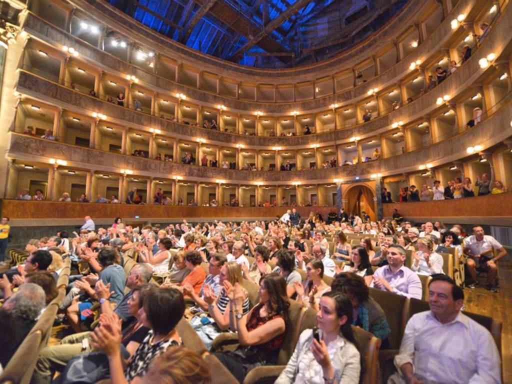 Il Teatro Sociale gremito per l'Elisir d'amore