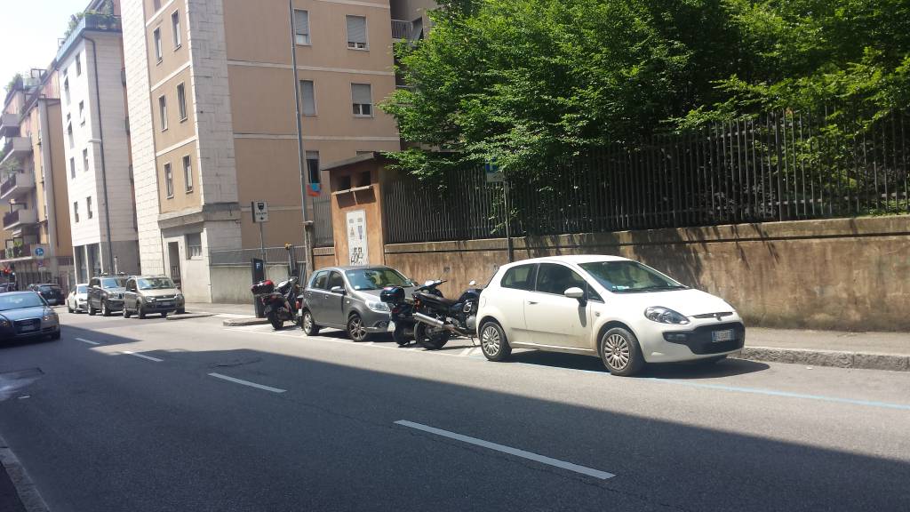 Via Nullo, auto nei parcheggi delle moto