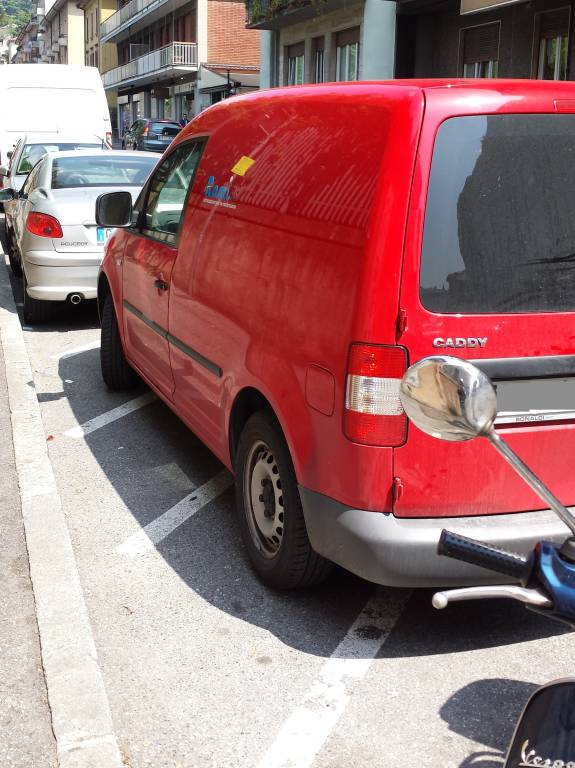 Via Nullo, auto nei parcheggi delle moto