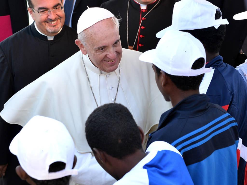 Papa Francesco con alcuni migranti 