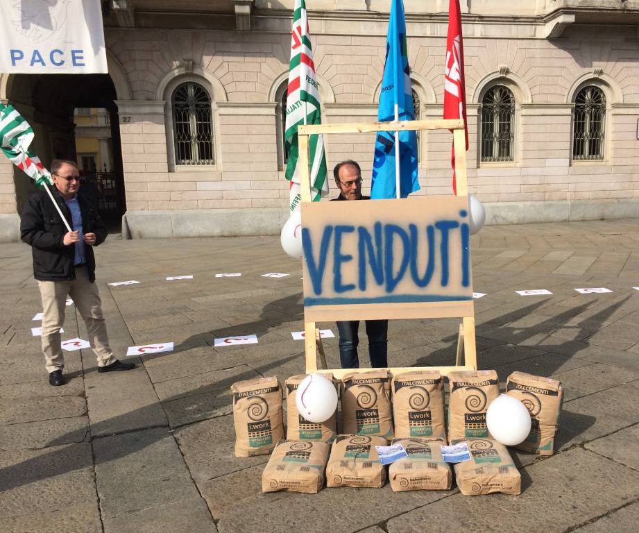 Il flashmob dei lavoratori Italcementi