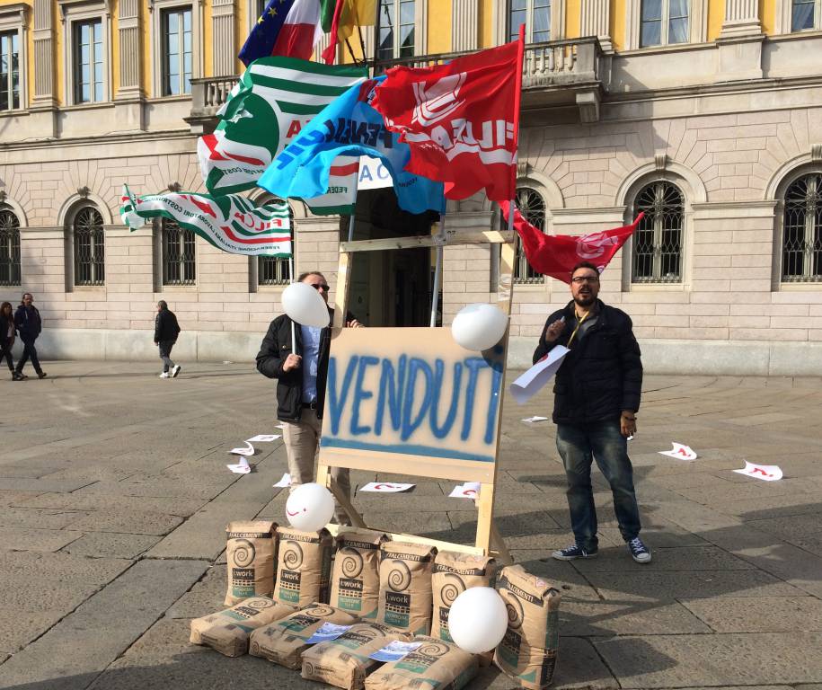 Il flashmob dei lavoratori Italcementi