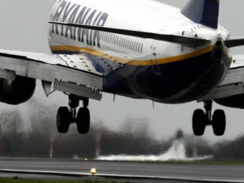 Volo Ryanair colpito da fulmine