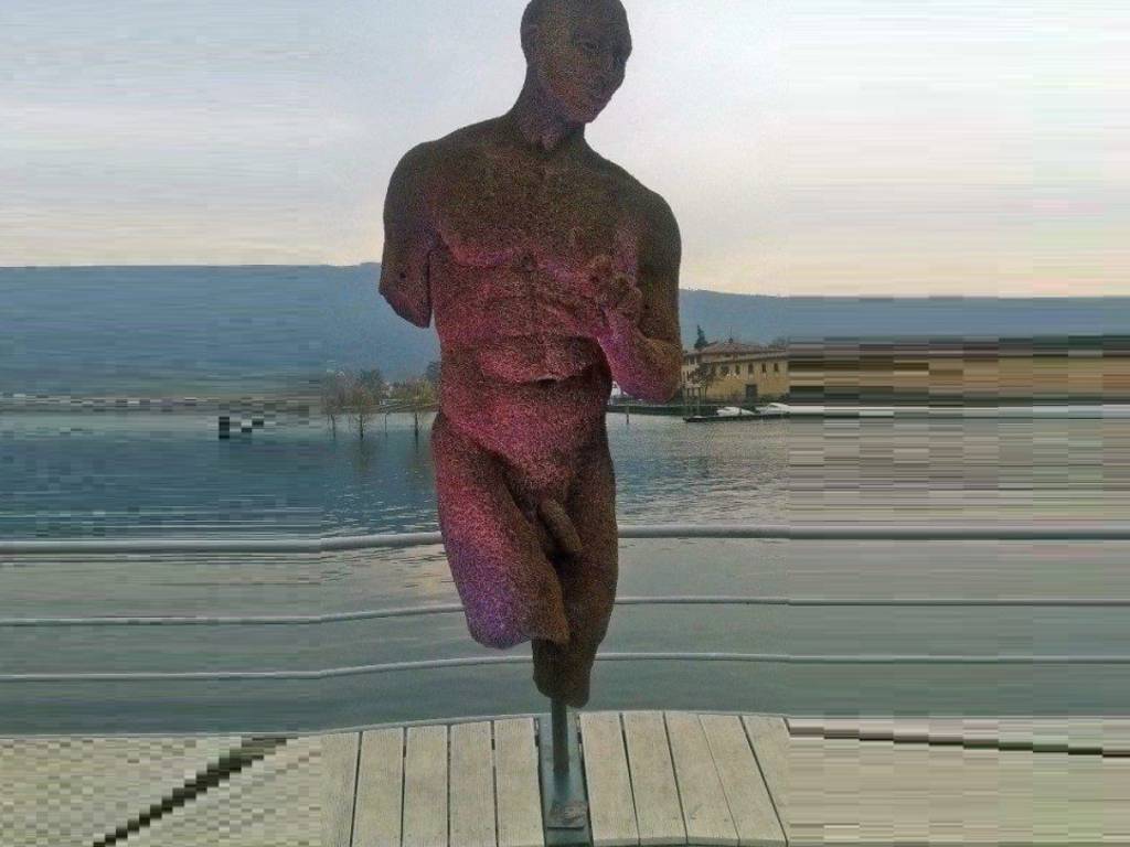 Statua delluomo nudo rimossa a Sarnico “Spaventato da tanta ignoranza culturale”