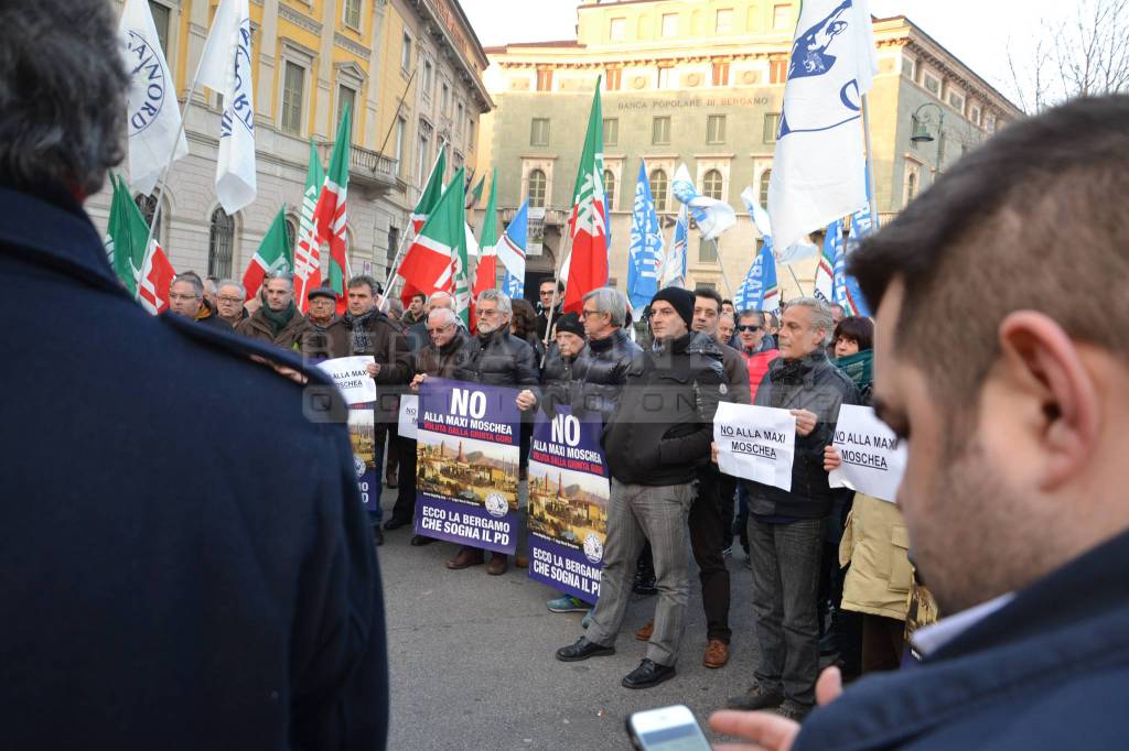 Manifestazione no moschea