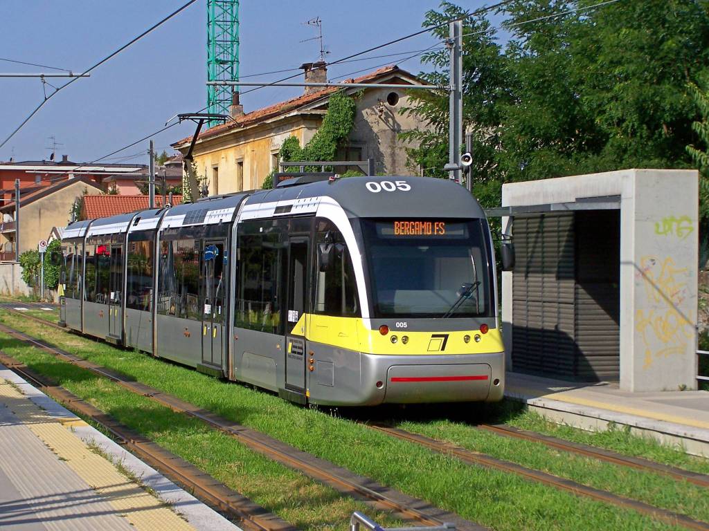 Deraglia il tram in via San Fermo: ritardi, ma nessun ferito