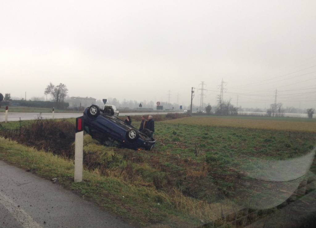 Auto fuori strada