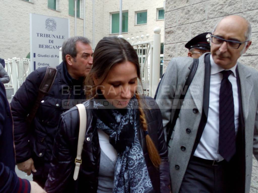 Processo delitto Yara, Bossetti si commuove di fronte alla moglie