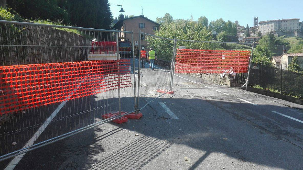 Lavori in corso in via Maironi dopo l'allagamento