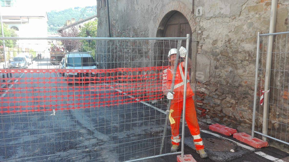 Lavori in corso in via Maironi dopo l'allagamento