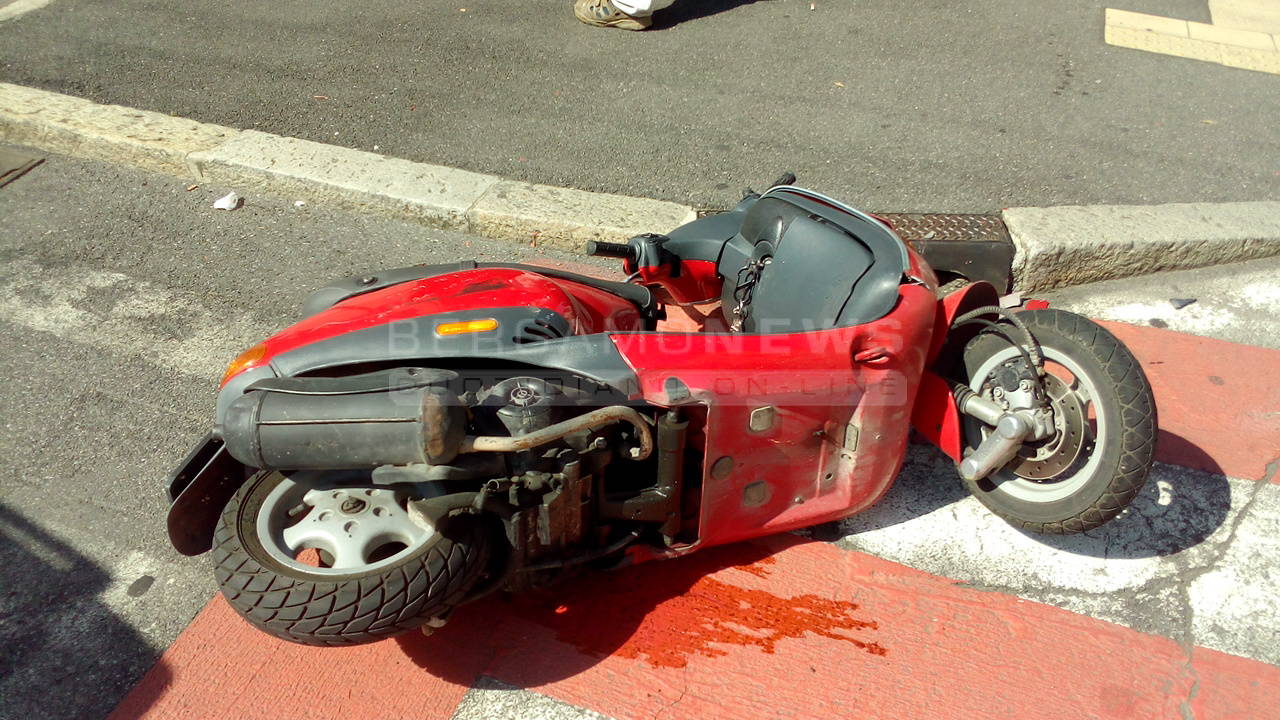 Auto contro moto in via Maj