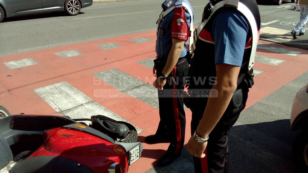 Auto contro moto in via Maj