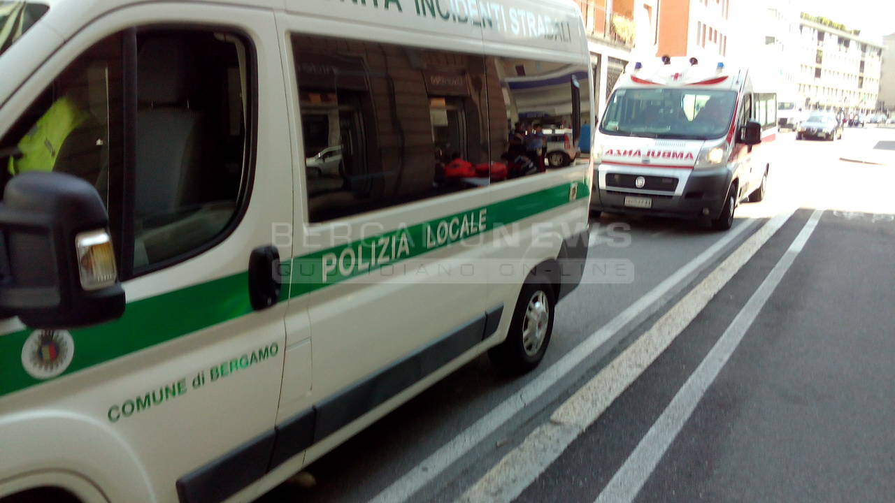 Auto contro moto in via Maj