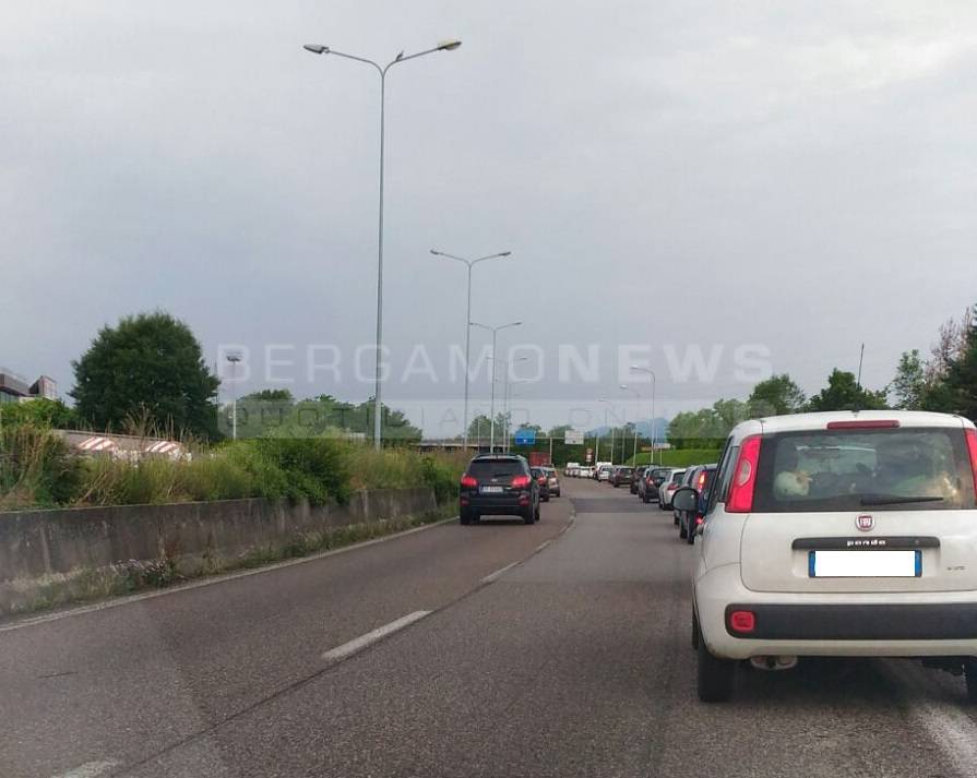 Caos traffico in zona ospedale 