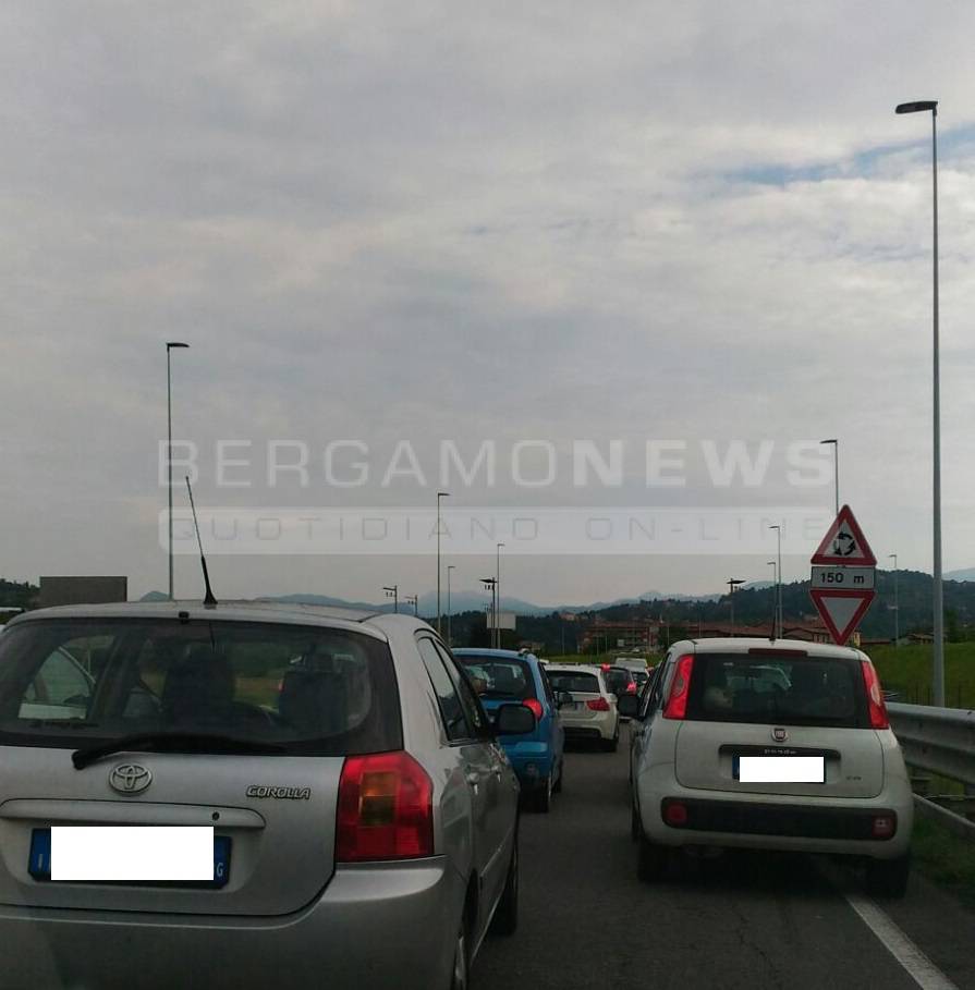 Caos traffico in zona ospedale 