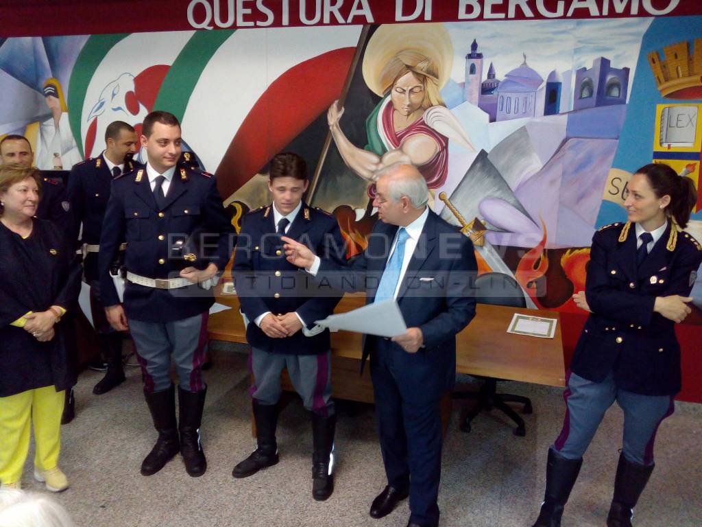 La premiazione dei poliziotti in questura