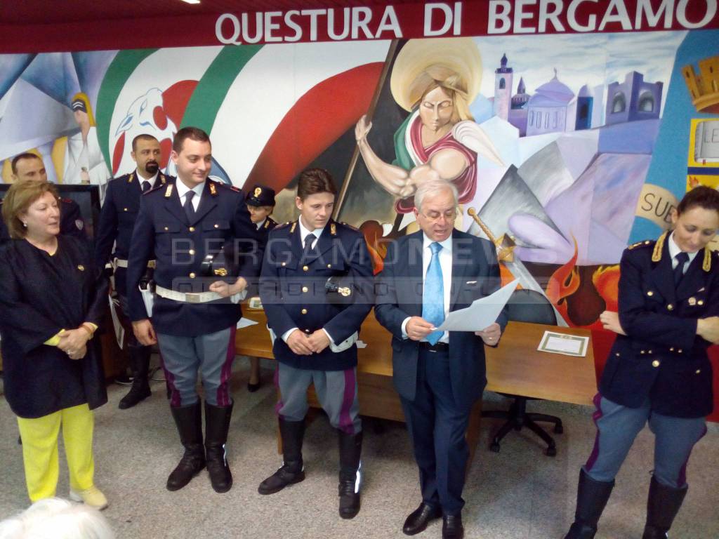 La premiazione dei poliziotti in questura