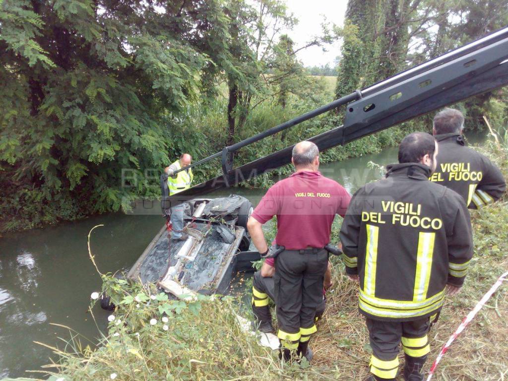 Auto si ribalta nel fosso a Calcio