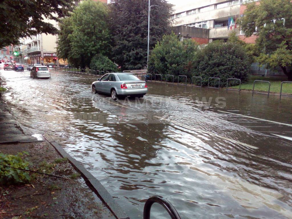 Bomba d'acqua a Bergamo, via Angelo Maj allagata