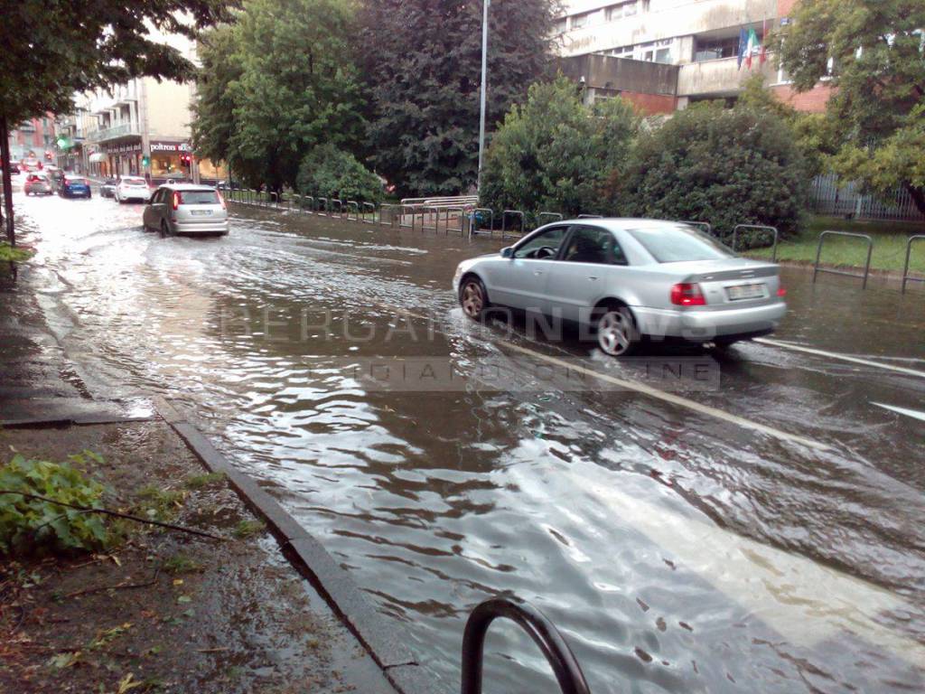 Bomba d'acqua a Bergamo, via Angelo Maj allagata