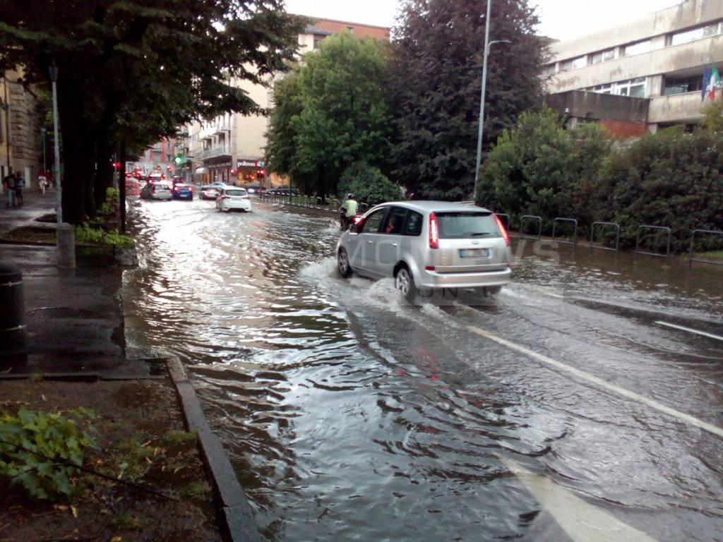 Bomba d'acqua a Bergamo, via Angelo Maj allagata