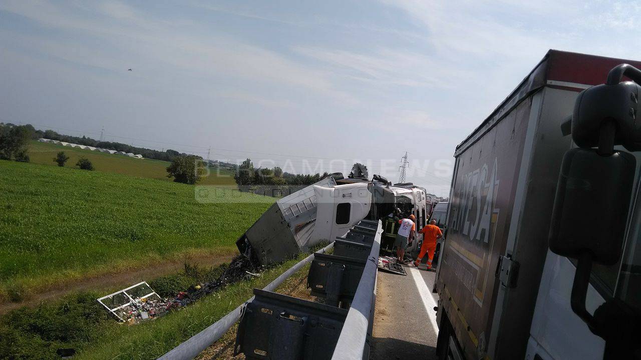 Camion ribaltato a Dalmine