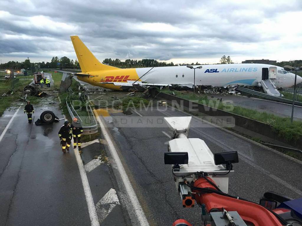 Orio, cargo Dhl finisce sulla tangenziale