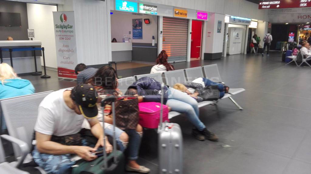 Passeggeri esasperati all'aeroporto di Orio al Serio