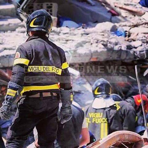 Terremoto, pompieri al lavoro